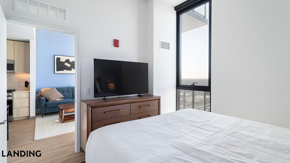 Building Photo - 513 S Damen Ave