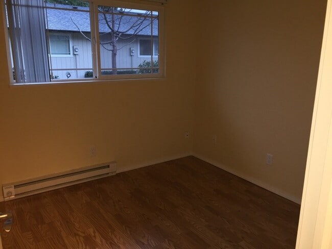 Building Photo - Completely remodeled 3 bedroom unit!! Pets Welcome!