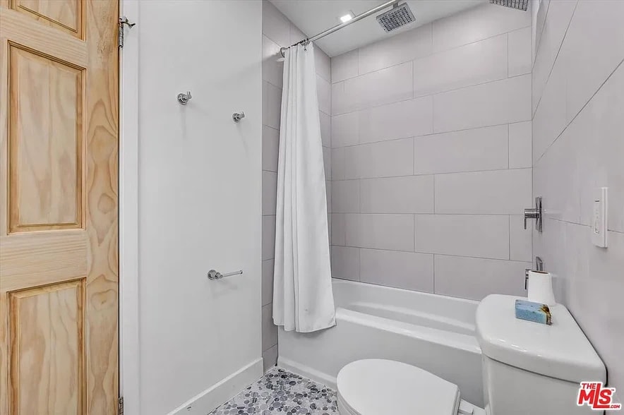 Bedroom 3 bathroom - 8204 Calabar Ave
