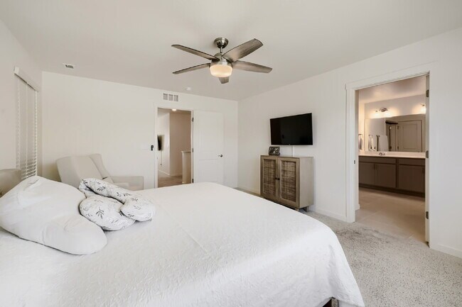 Building Photo - "Spacious 5-Bed Oasis with 3 Full Baths in Scenic Castle Rock – Your Dream Home Awaits!"