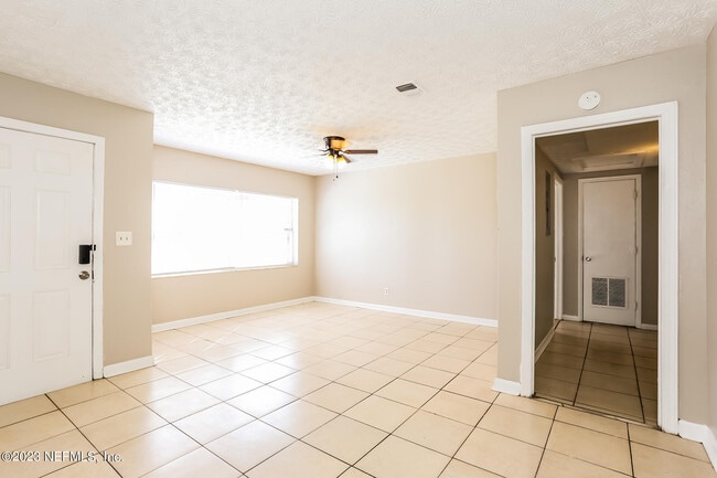 Building Photo - 1411 Palmdale St