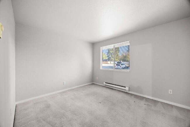 Building Photo - TOWNHOUSE IN KENT! Two story condo/townhouse 2 bedroom 1.5 bathroom TOWNHOUSE in Kent at Colonial...