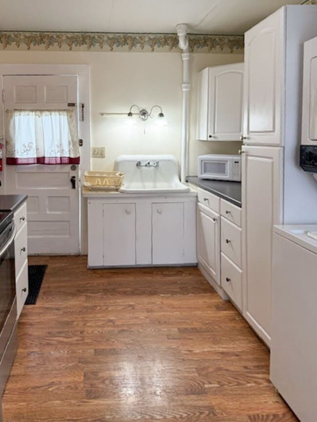 Building Photo - 30-32 Sherman St - Lakefront Living, Right in the Heart of Burlington