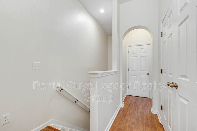 Building Photo - 5868 Pavilion Dr