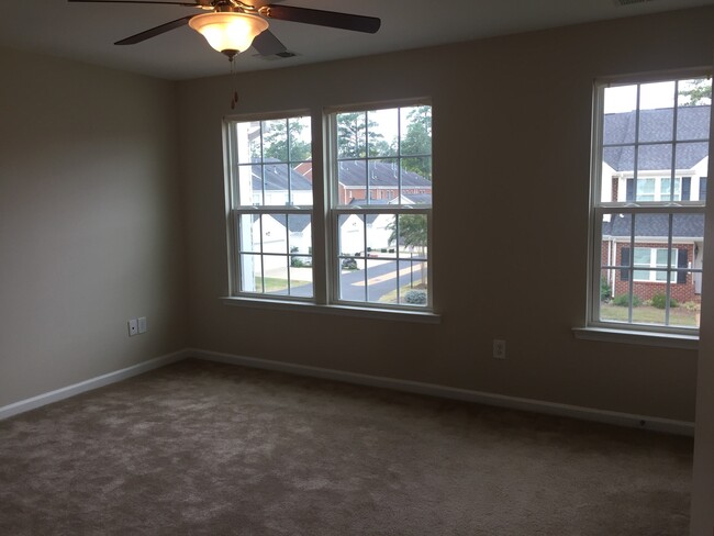 Building Photo - Move in ready townhome with garage and fen...