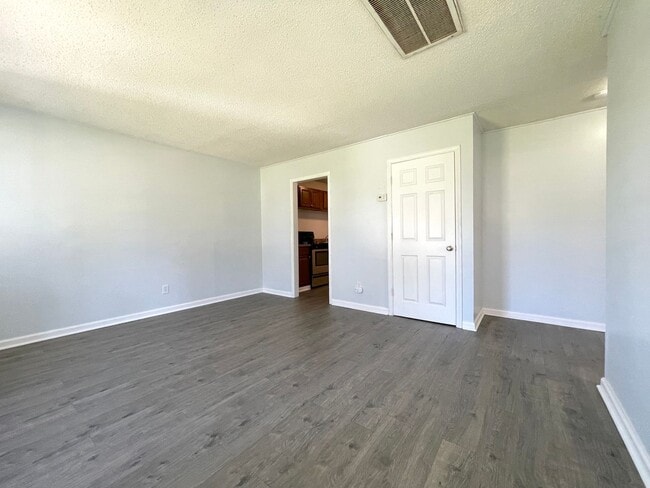 Building Photo - Welcome to Elm Street!