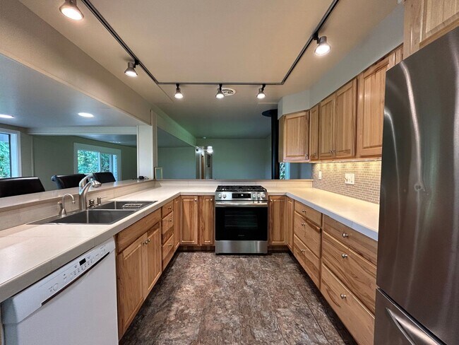 Building Photo - Stunning Views! Secluded 2 Bed, 1 Bath Gem!