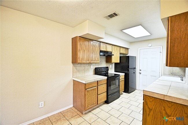 Building Photo - 527 Buttercup Ln