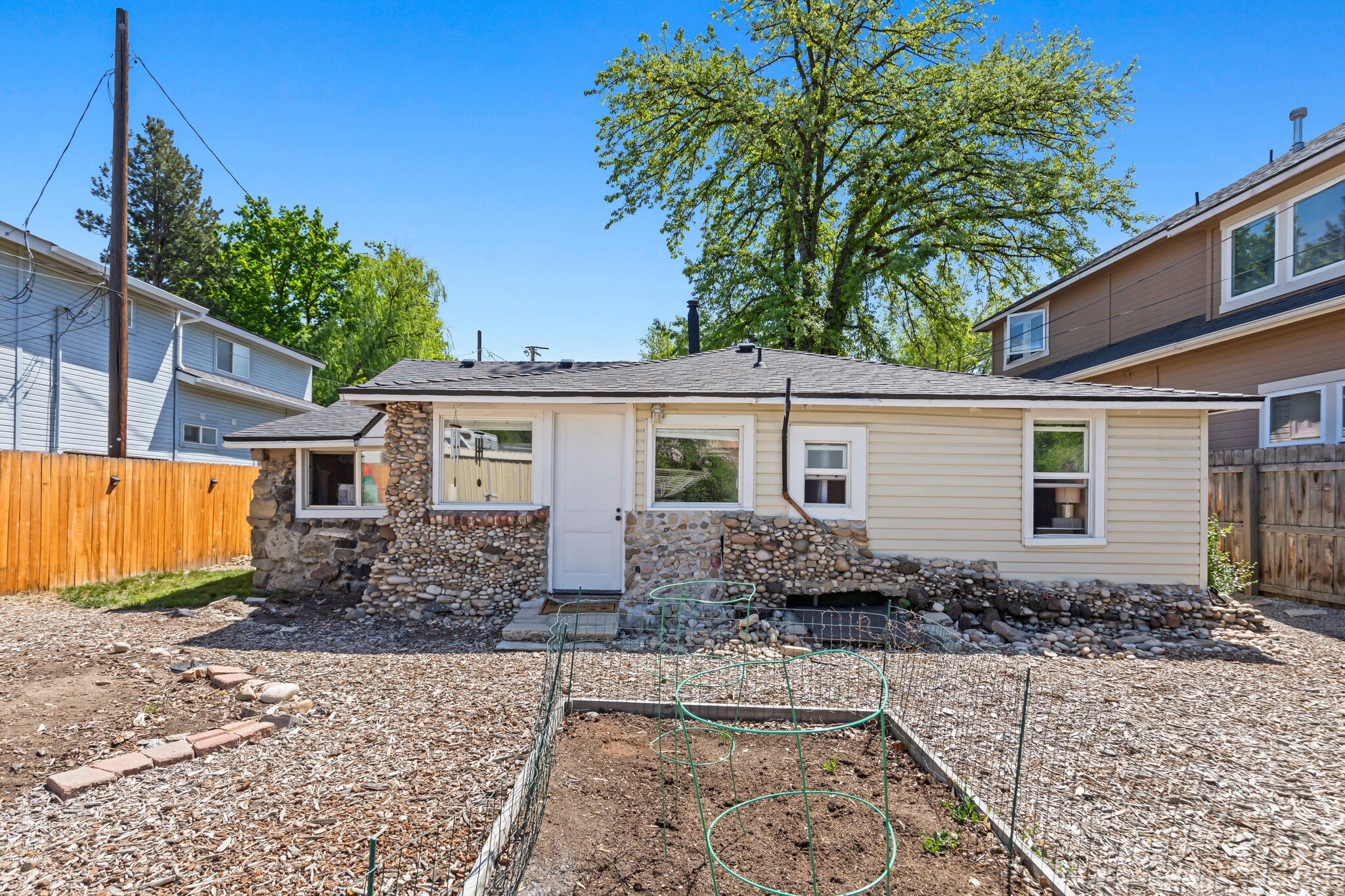 Building Photo - 1045 N Clithero Dr
