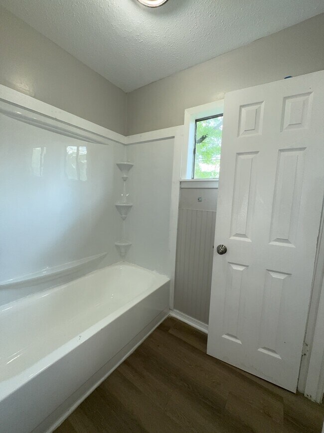 Building Photo - 3341 Suncrest Dr