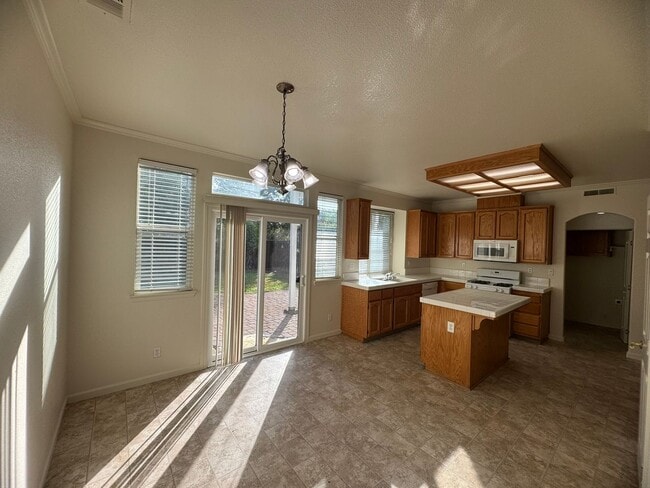 Building Photo - Spacious 2 Story Near Trails & Rose Park