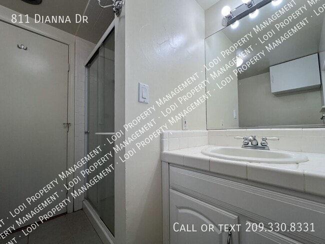 Building Photo - 811 Dianna Dr