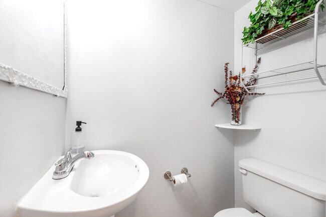 Building Photo - 2828 Tennis Club Dr