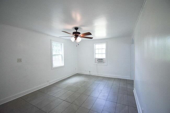 Building Photo - 2716 Sunrise St