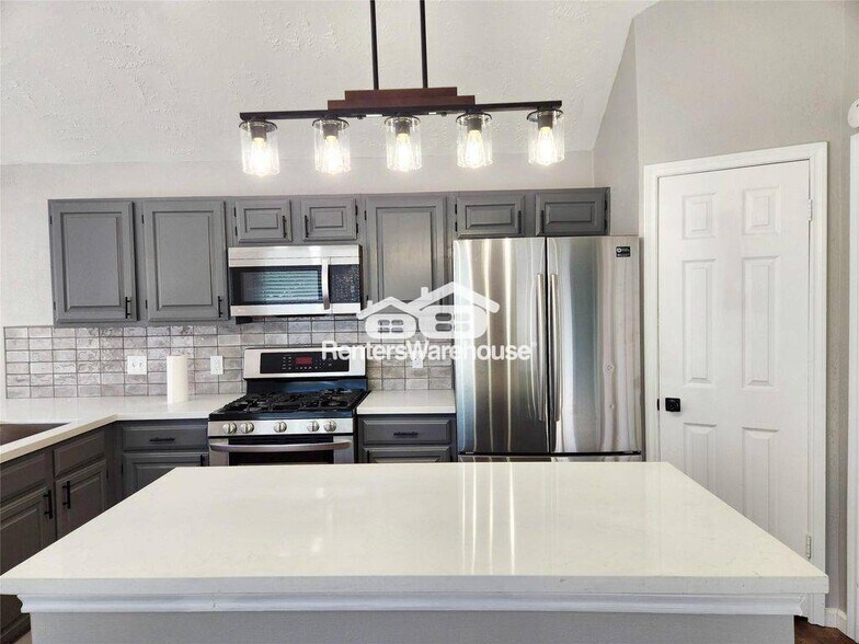 Building Photo - 2118 Creston Dr