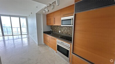 Building Photo - 475 Brickell Ave