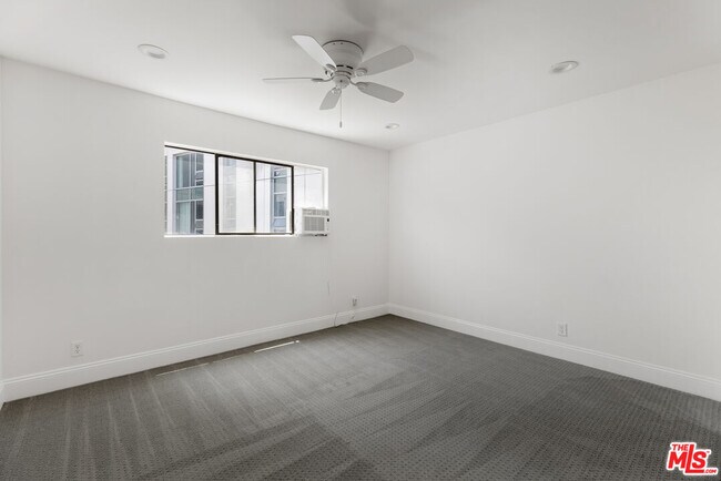 Building Photo - 10982 Roebling Ave