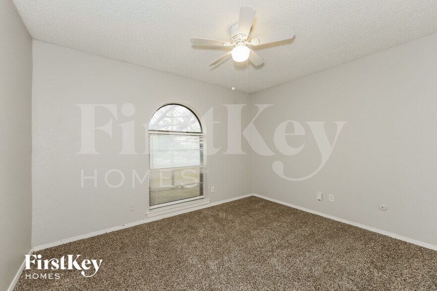 Building Photo - 3417 Willowcrest Dr