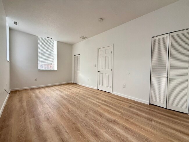 Building Photo - 6 S Washington St