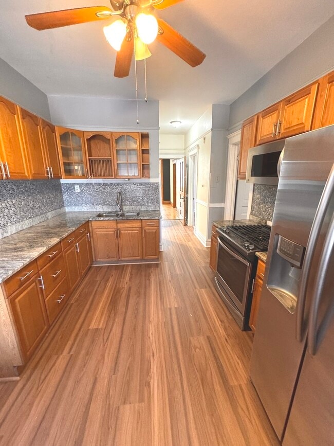 Building Photo - 2927 N Sacramento Ave