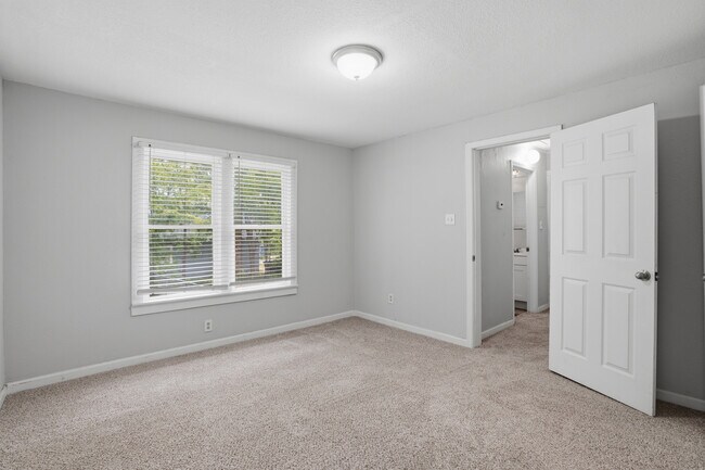 Building Photo - 505 E Heron St