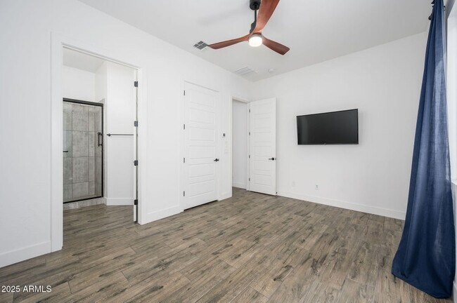 Building Photo - 1221 E Paseo Way