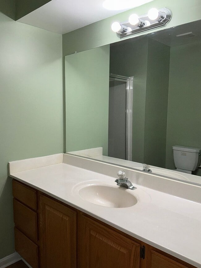 Building Photo - Beautiful 3BR 3.5BA 3 level townhome locat...