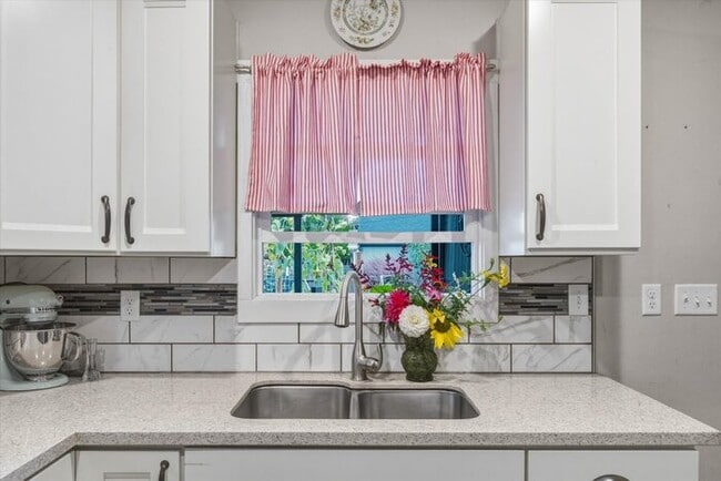 Building Photo - COME HOME TO THIS THREE BEDROOM CHARMER