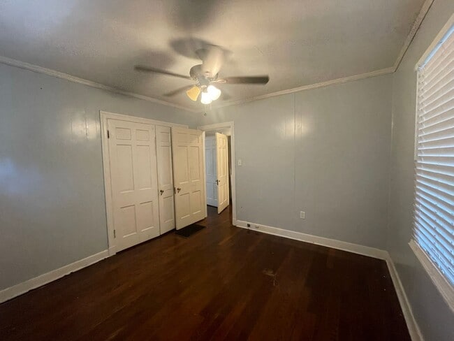 Building Photo - 1 bedroom duplex with washer and dryer