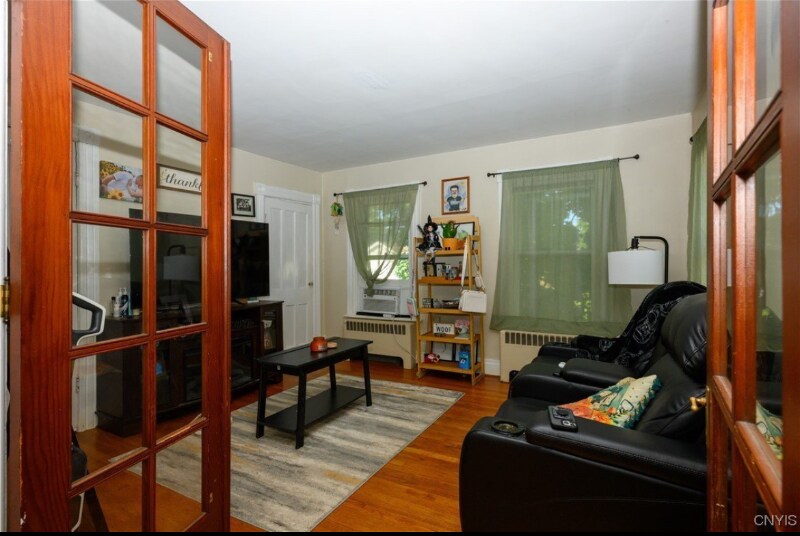 Building Photo - 621 William St