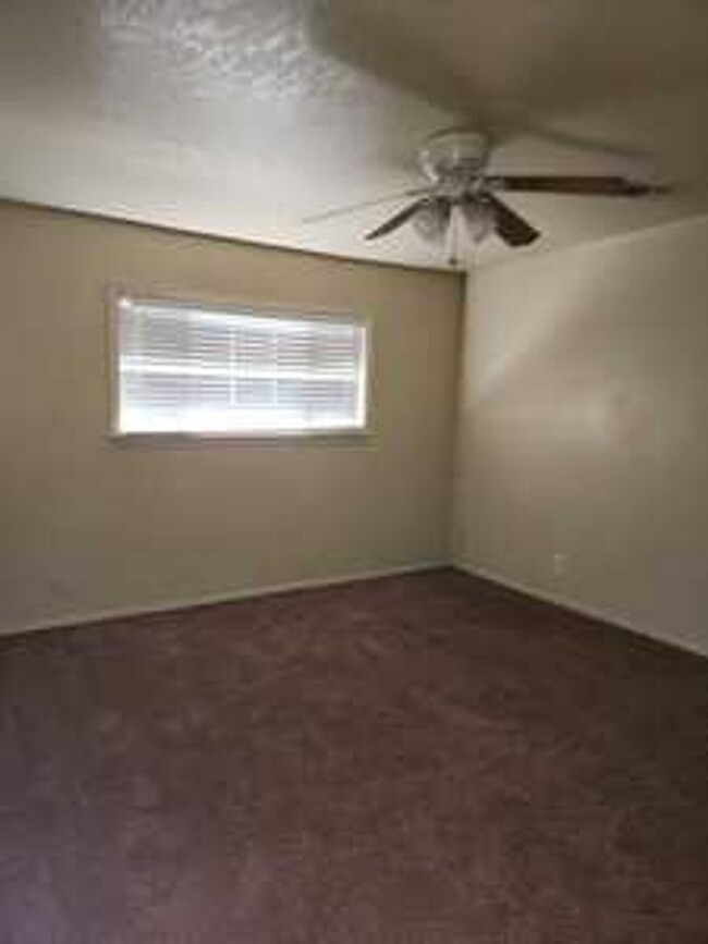 Building Photo - 2 bedroom, 2 baths, 1 car garge House