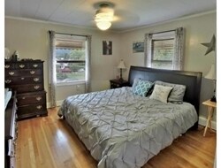 Master bedroom main level - 918 Harding Ave