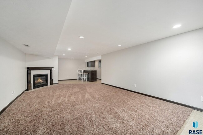 Building Photo - 2412 S Sheffield Cir