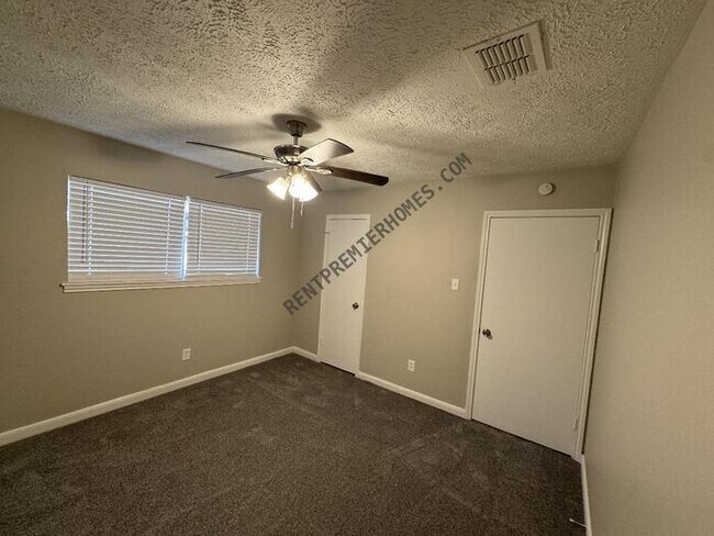 Building Photo - 3214 Three Pines Dr