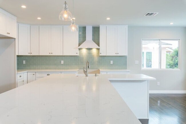 Building Photo - Charming Liberty Village home- 3BD, 2Ba- Available on 5/15