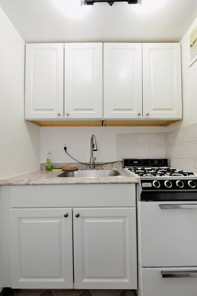 Building Photo - 474 9th Ave