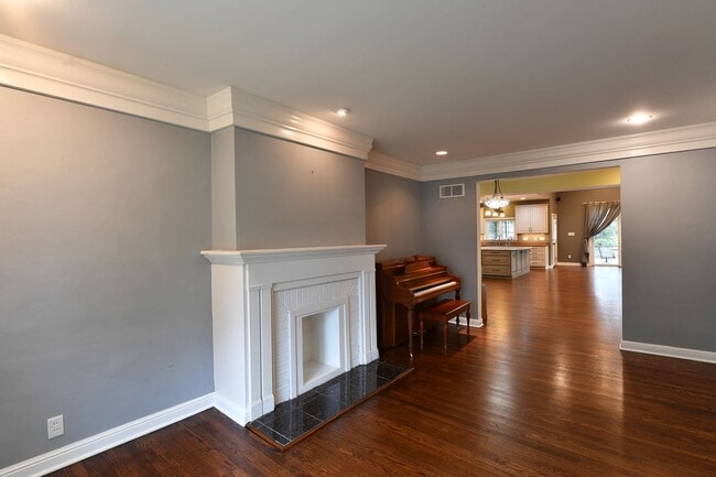 Building Photo - 106 Manlyn Dr