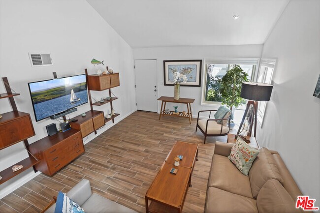 Building Photo - 6505 Dume Dr