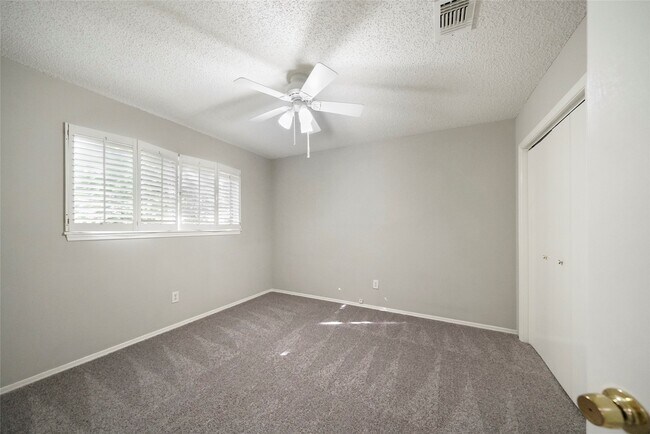 Building Photo - 3134 Village Park Dr