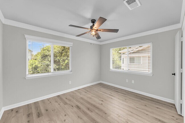Building Photo - 266 Alexandra Dr