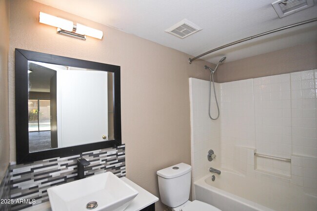 Building Photo - 842 N Naples Dr