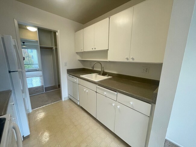 Building Photo - 1BD/1BA CONDO AVAILABLE AT WATERGATE COMPLEX!!!
