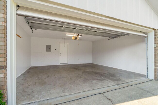 Building Photo - 502 Krest Dr