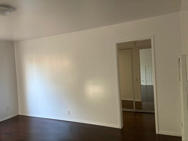 Building Photo - 1900 Grace Ave