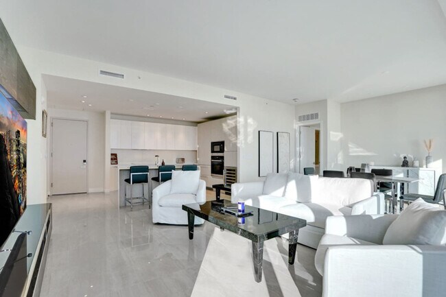 Building Photo - 3100 N Ocean Dr