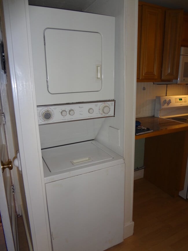 Building Photo - Garden Level 2 Bedroom Apartment right near D.U.