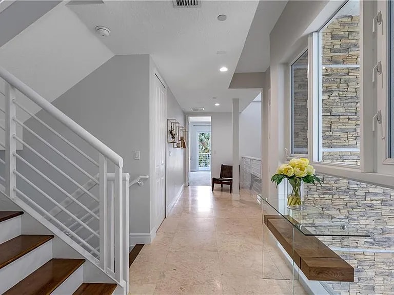 Building Photo - 302 NE 8th Ave