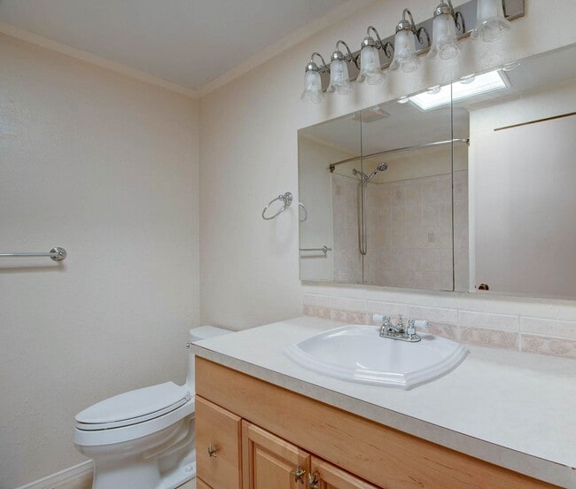Building Photo - 3 Bed 2 Bath Home