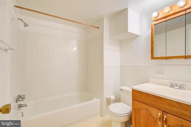 Secondary bathroom - 118 Monroe St