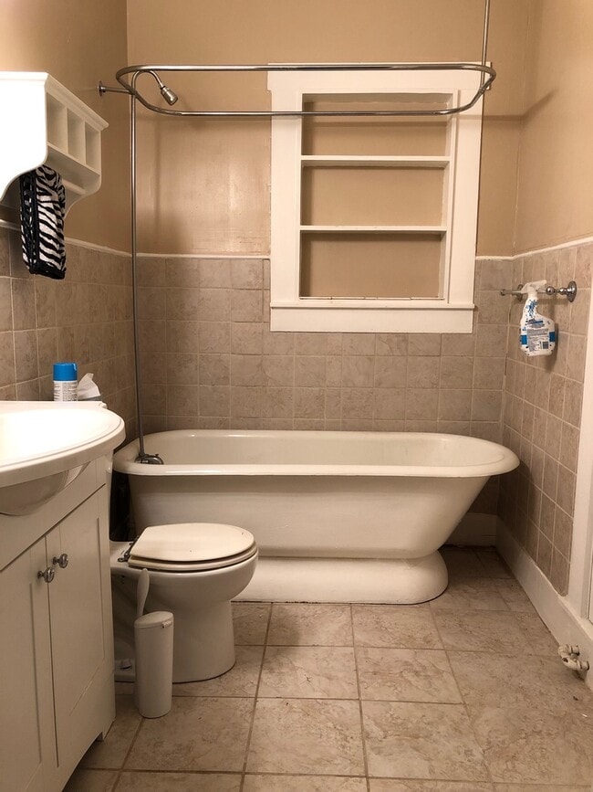 Building Photo - Adorable Duplex Unit Near the Arts District!